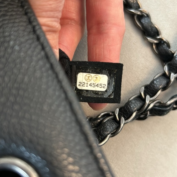 Chanel Caviar leather timeless shoulder tote - Picture 5 of 10